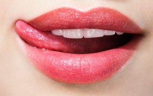 Eingerissene-Mundwinkel-trockene-Lippen-Diese-Krankheitssymptome-koennt-ihr-an-euren-Lippen-ablesen--opengraphImageWide-4e28f3e2